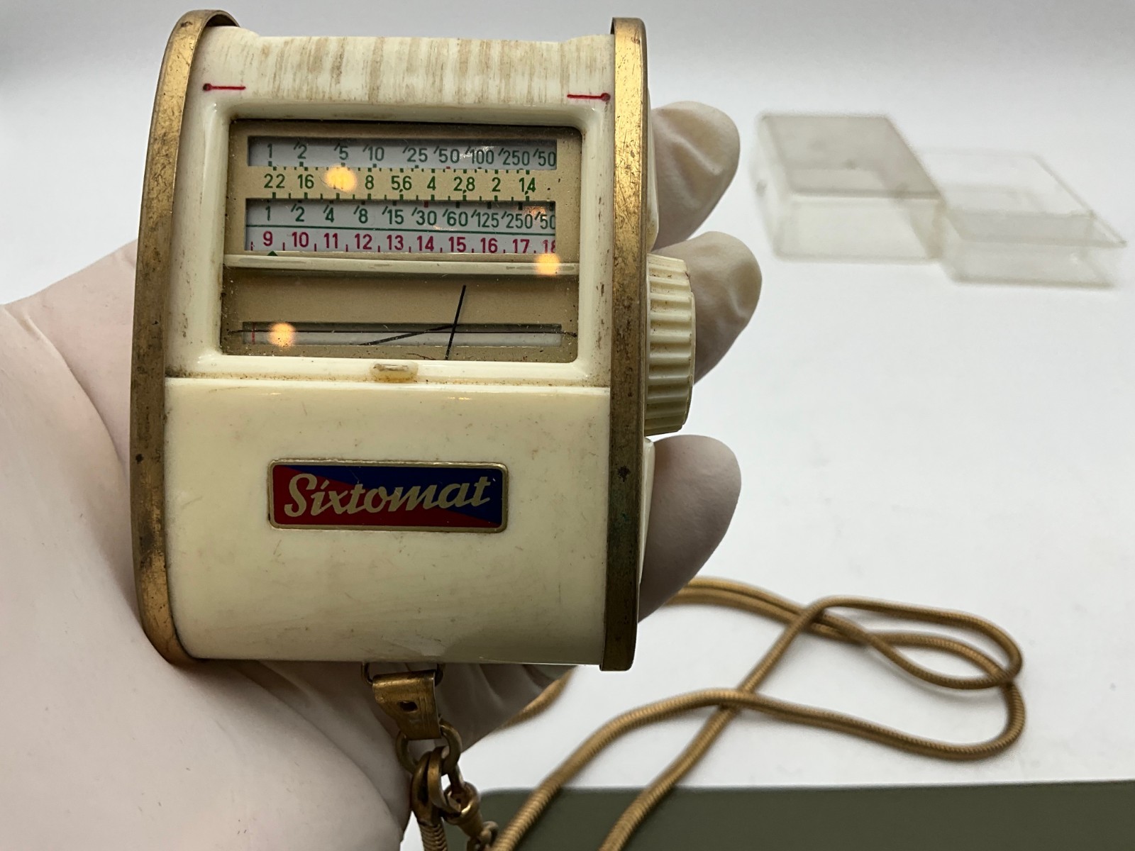 Gossen Sixtomat selenium light meter with Color Finder & chain – with Gossen box