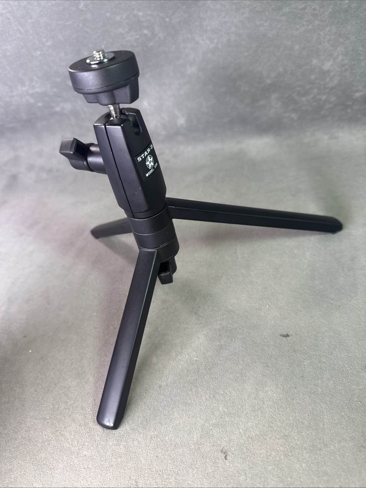 Star-D Model 306 Camera Table Top Tripod with Zipper Case