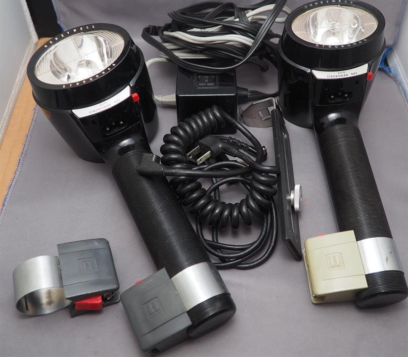 2 Honeywell Strobonar 882 Flash Units w/ Extras – Working [SL] 7 photos