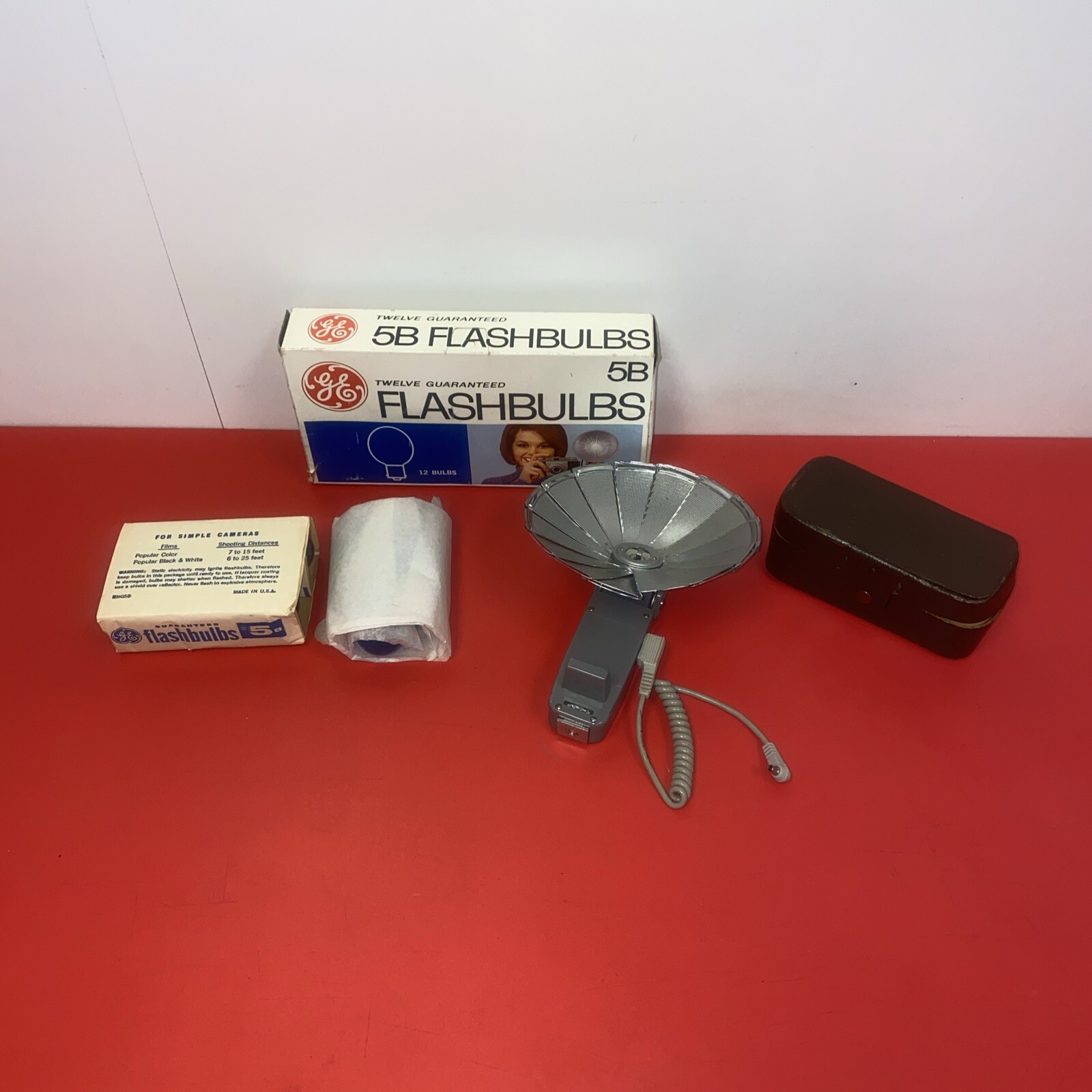 Vintage Accura Bounce Master Pocket Fan Flash Camera Photography & 7 Flash Bulbs