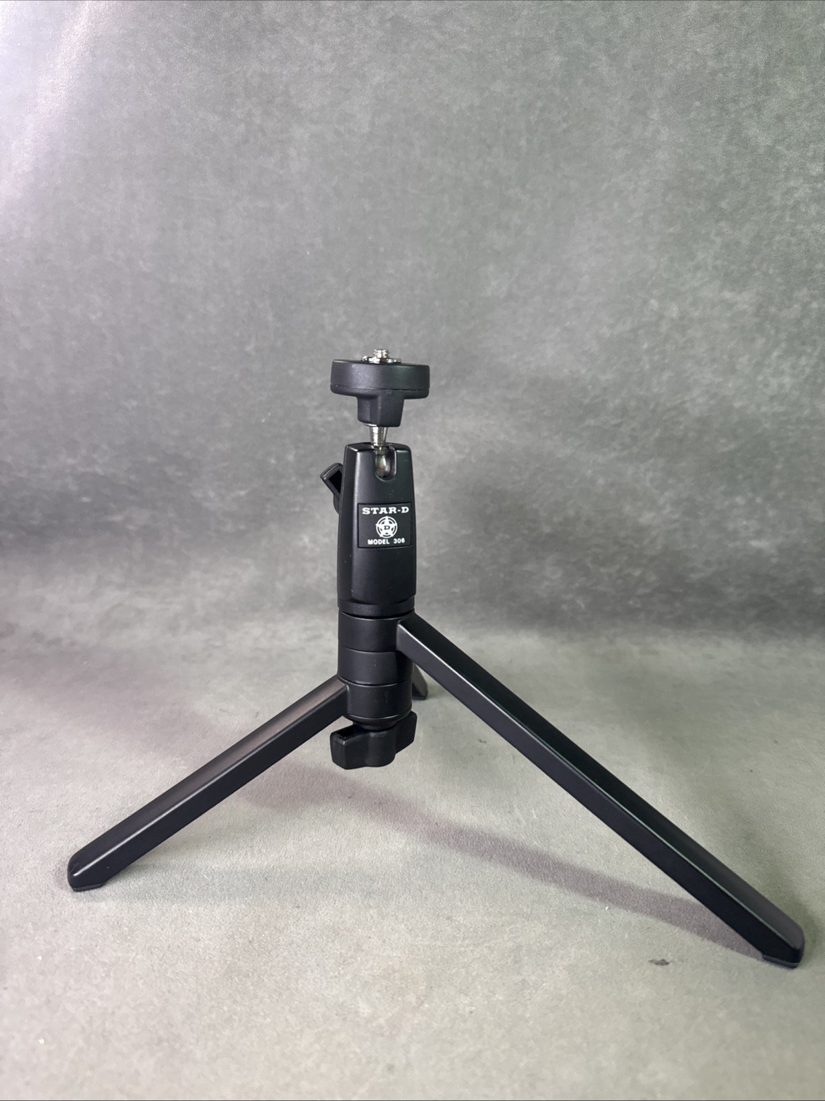 Star-D Model 306 Camera Table Top Tripod with Zipper Case