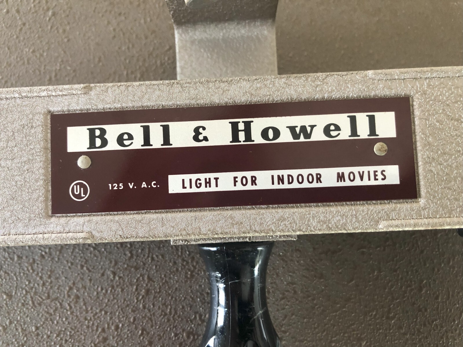 VINTAGE 1960’s BELL & HOWELL INDOOR LIGHT BAR w/ ORIGINAL STORAGE CASE (MINT)