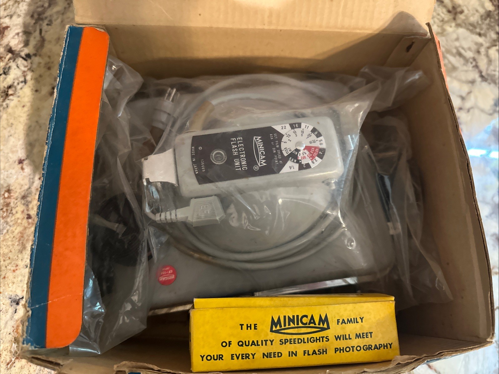 Vintage MINICAM Speedlight Flash EF 100 New