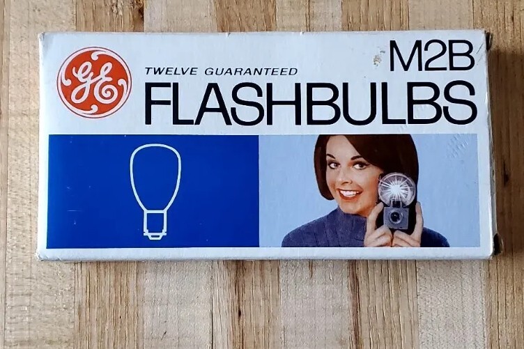 Rare vintage Sylvania Blue Dot M2B flashbulbs
