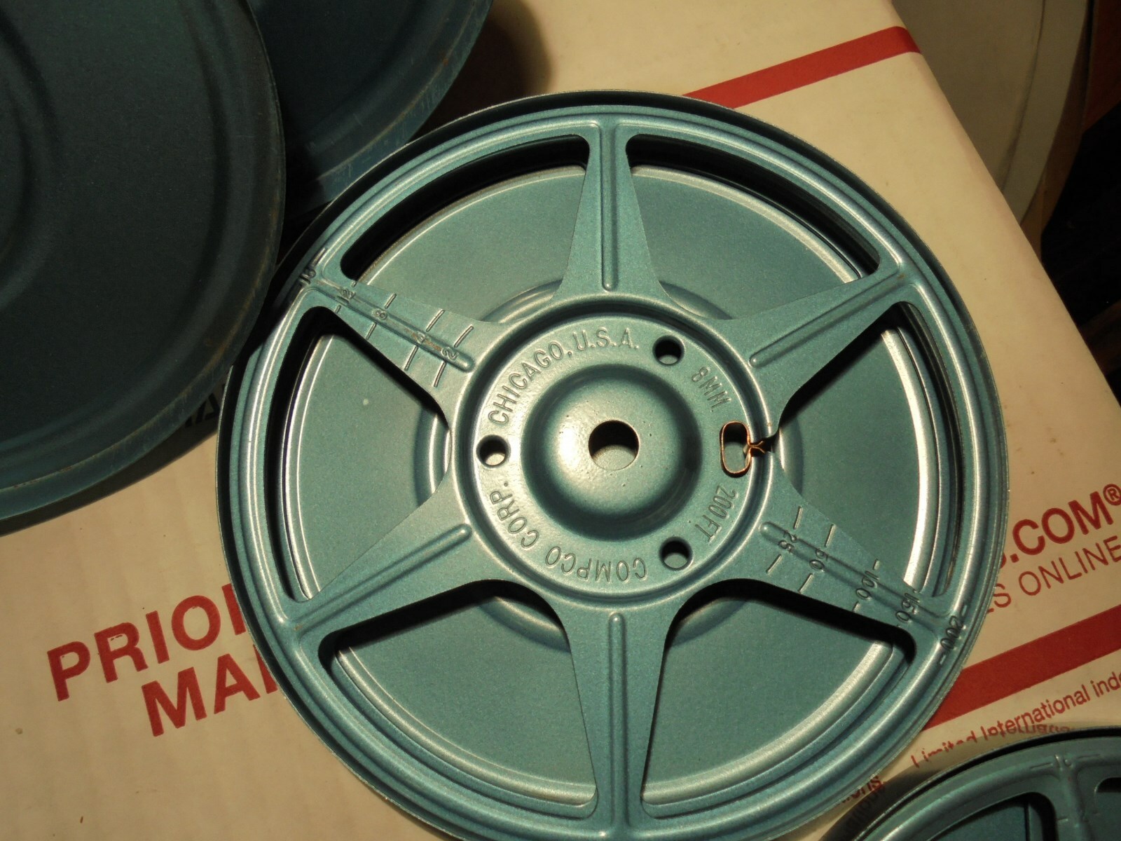 8 MM COMPCO 5-TIN CANISTERS 5-REELS 1-LG RETRO TOTE CARRIER