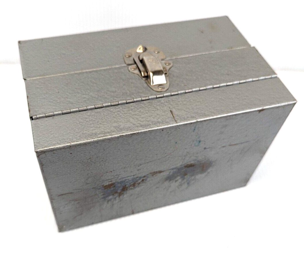 Vintage Logan Deluxe 8mm Film Chest 12-5″ Reel Capacity Latch Handle 5.5×5.5×8.5