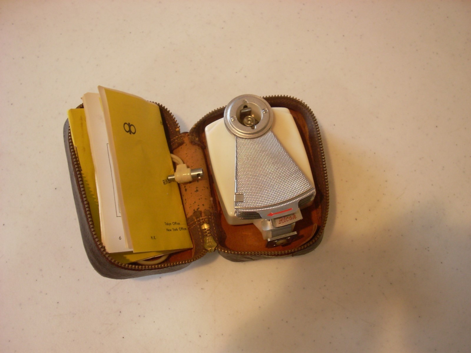 RICOH Flash BC-605 with leather case and cord and manal Very Nice
