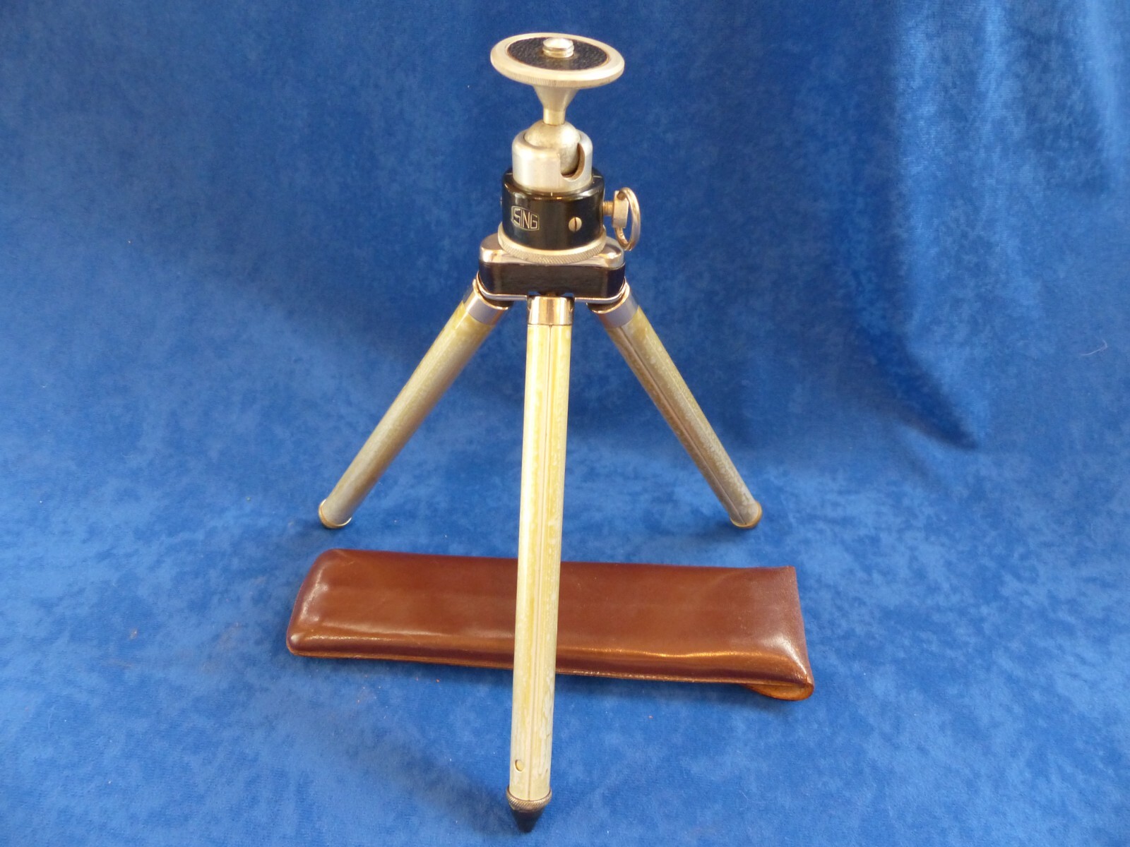 Vintage Isign tripod/collapsible legs, leather case, ball head, working