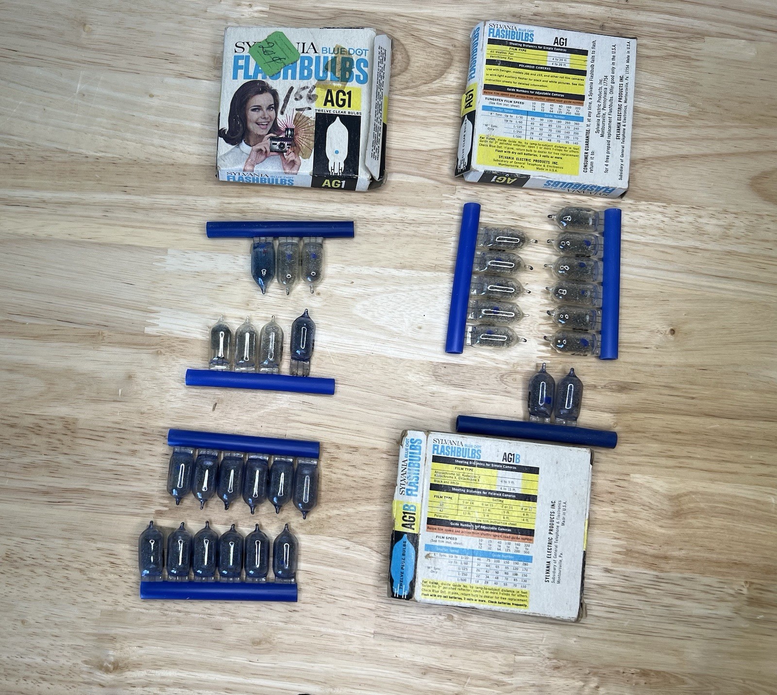 Vintage Sylvania AG-1/AG-1B Blue Dot Replacement Flashbulbs 16 Clear 16 Blue