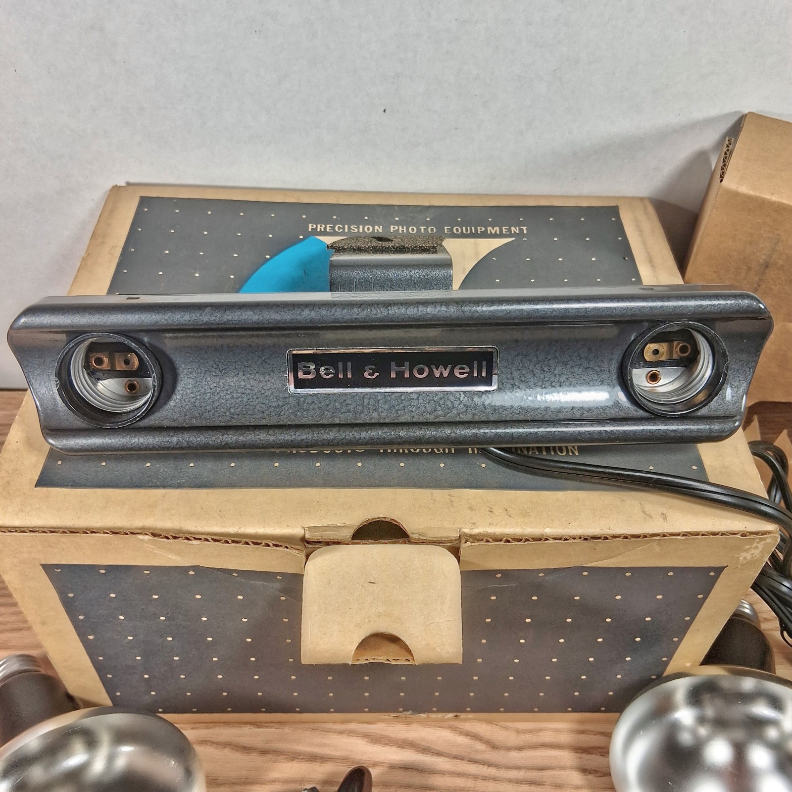 Vintage Bell & Howell Dual Photoflood Light Bar Kit w/ GE 275W Bulbs Handle Box