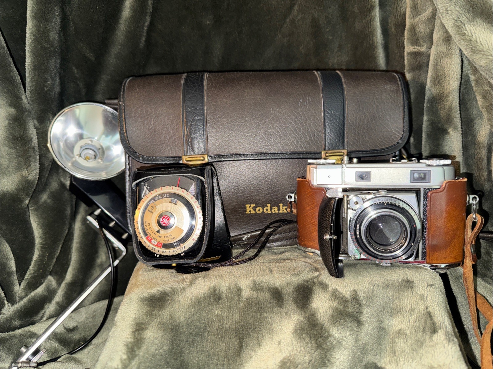 Kodak Retina IIIc w Kodak Bag, Kodalite Flasholder, Bulbs, And Light Reader.