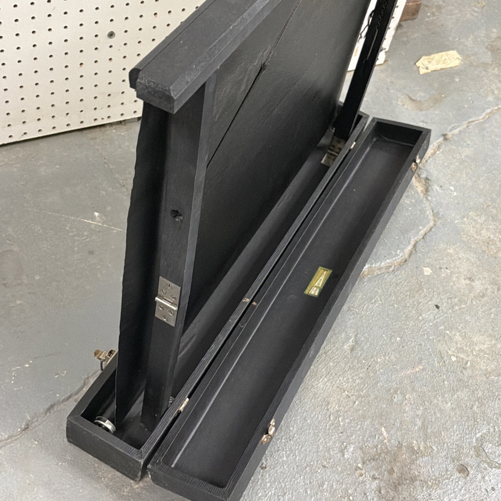 Beautiful Vintage Projection Screen BRITELITE TRUVISION Mfg. By Motion Picture