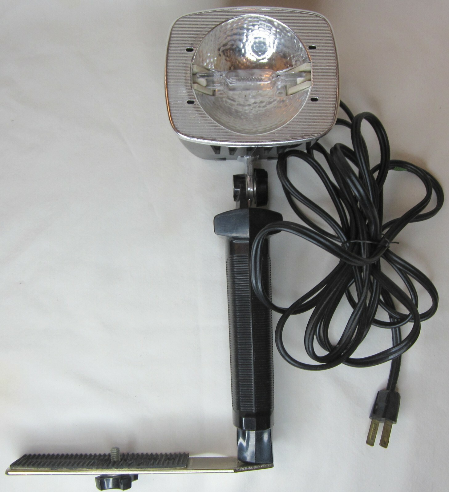1962 Sylvania Sun Gun II Movie Light DWY Lamp 3400K 110V Fold Down Bracket
