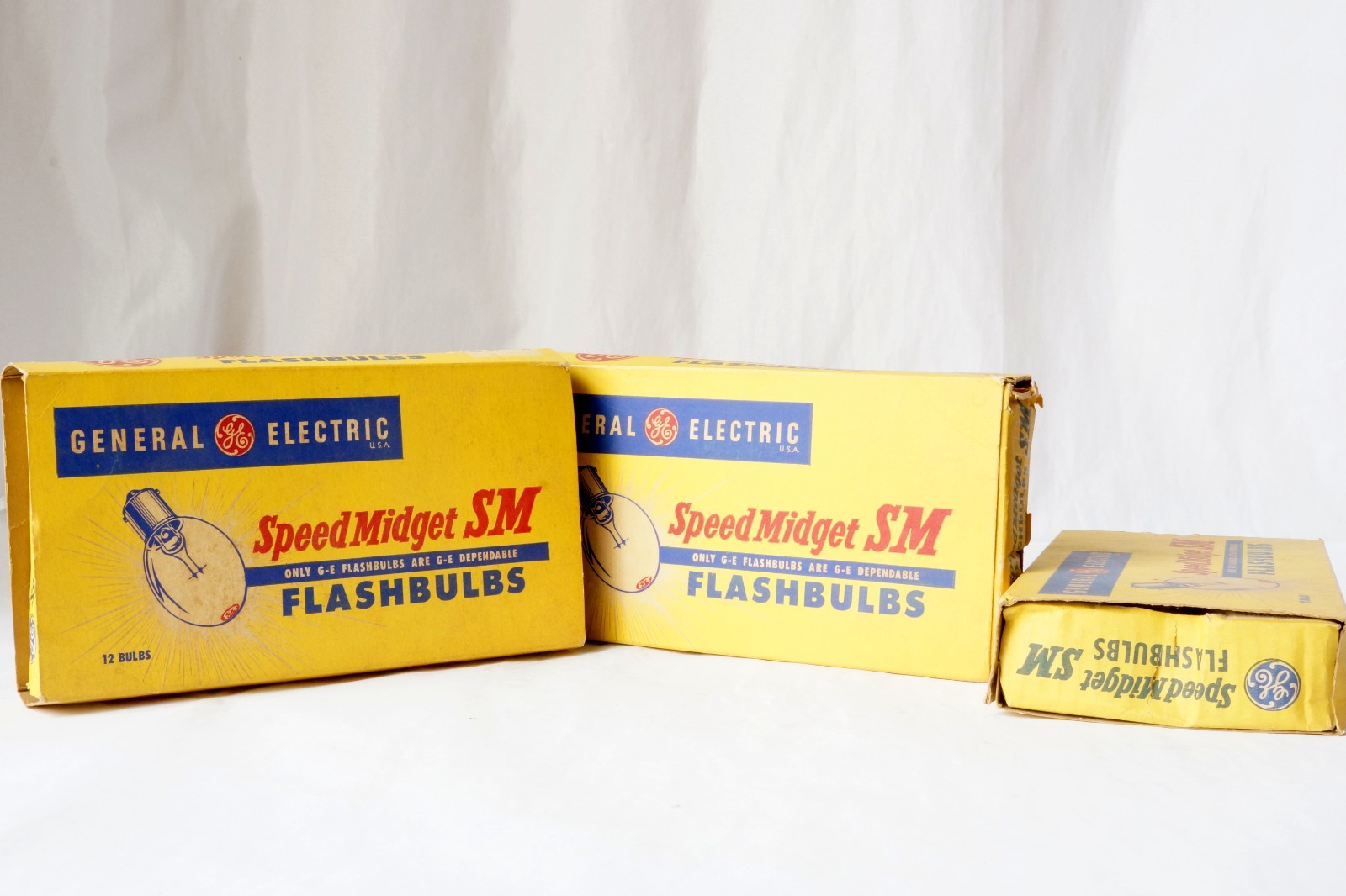 Vintage GE Speed Midget SM Blash Bulbs Unused in Box 32 Bulbs