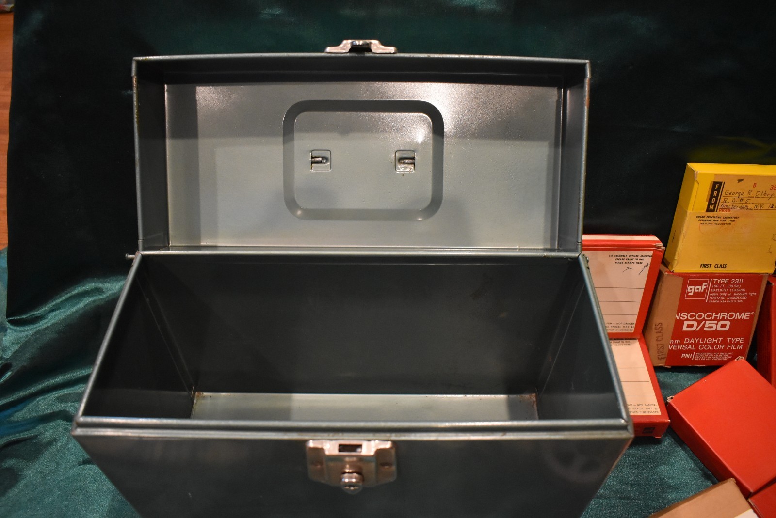 VINTAGE 16MM/8 MM METAL FILM CARRYING CASE w/Home 16mm Film/Canisters
