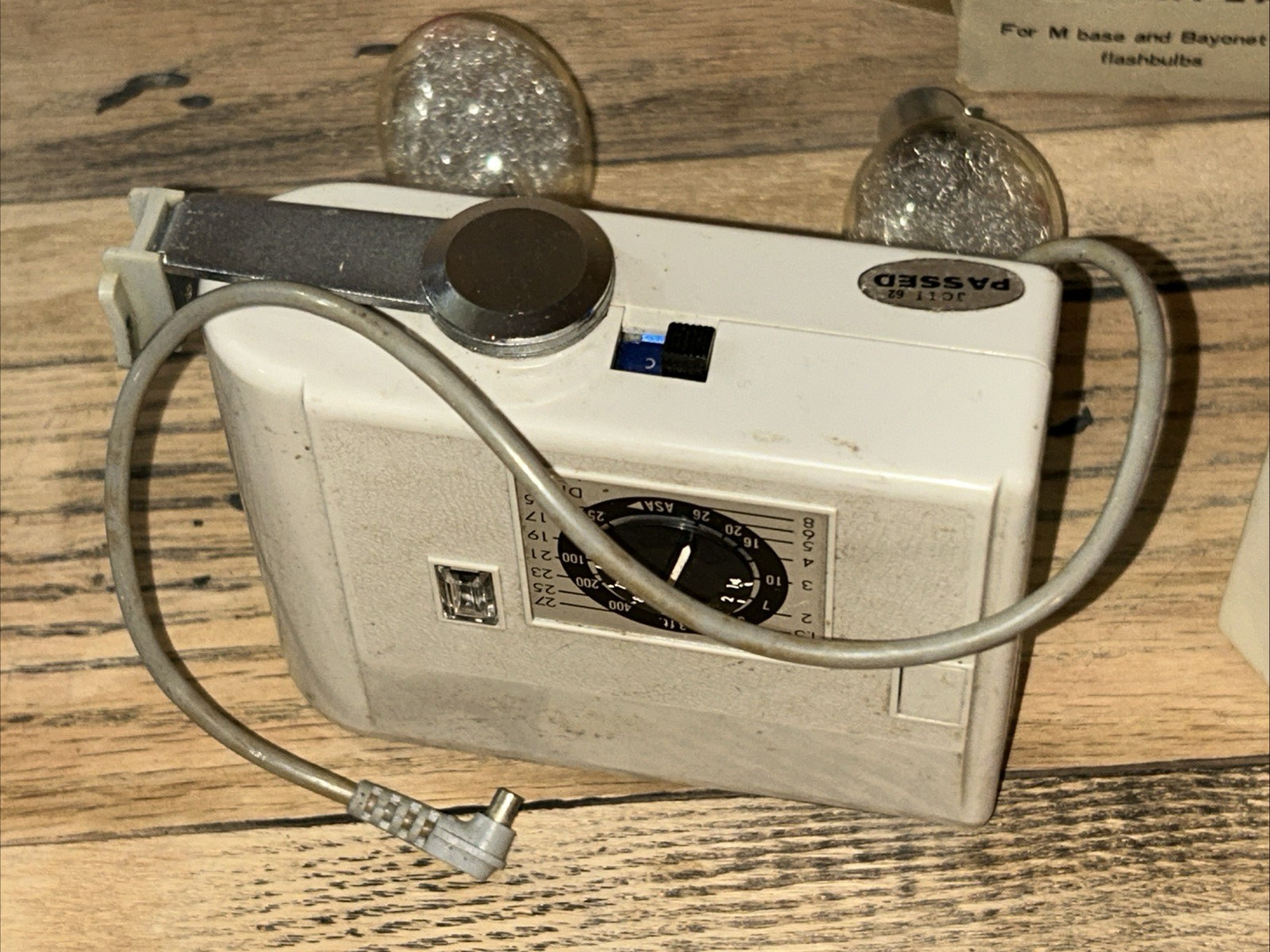Vintage ACCURA Fan Flash w/Button Case, Kako flash, M2B Bulbs, Corona Meter