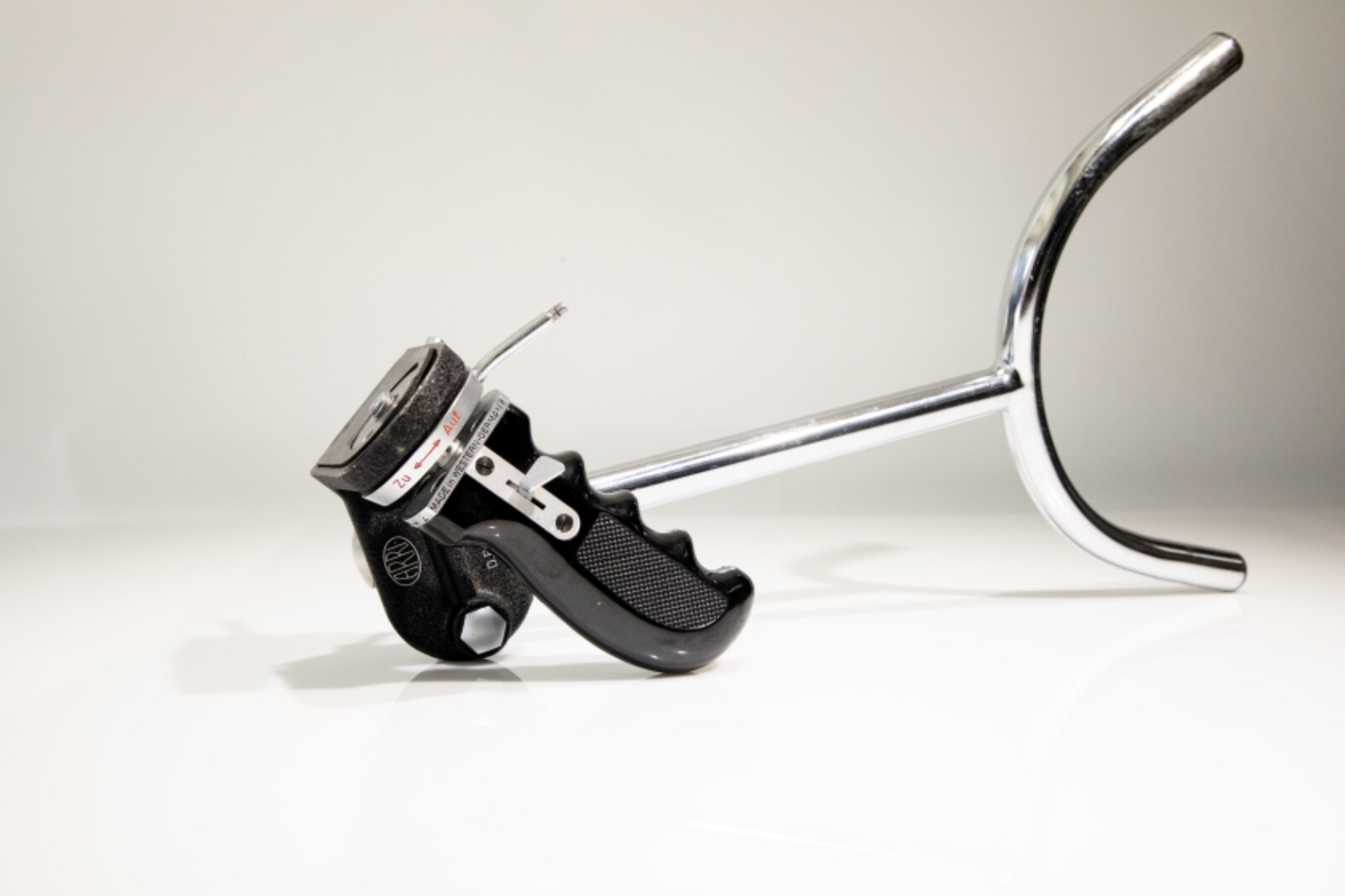 Arriflex Shoulder Brace for 16mm camera – w pistol grip, start and stop button!