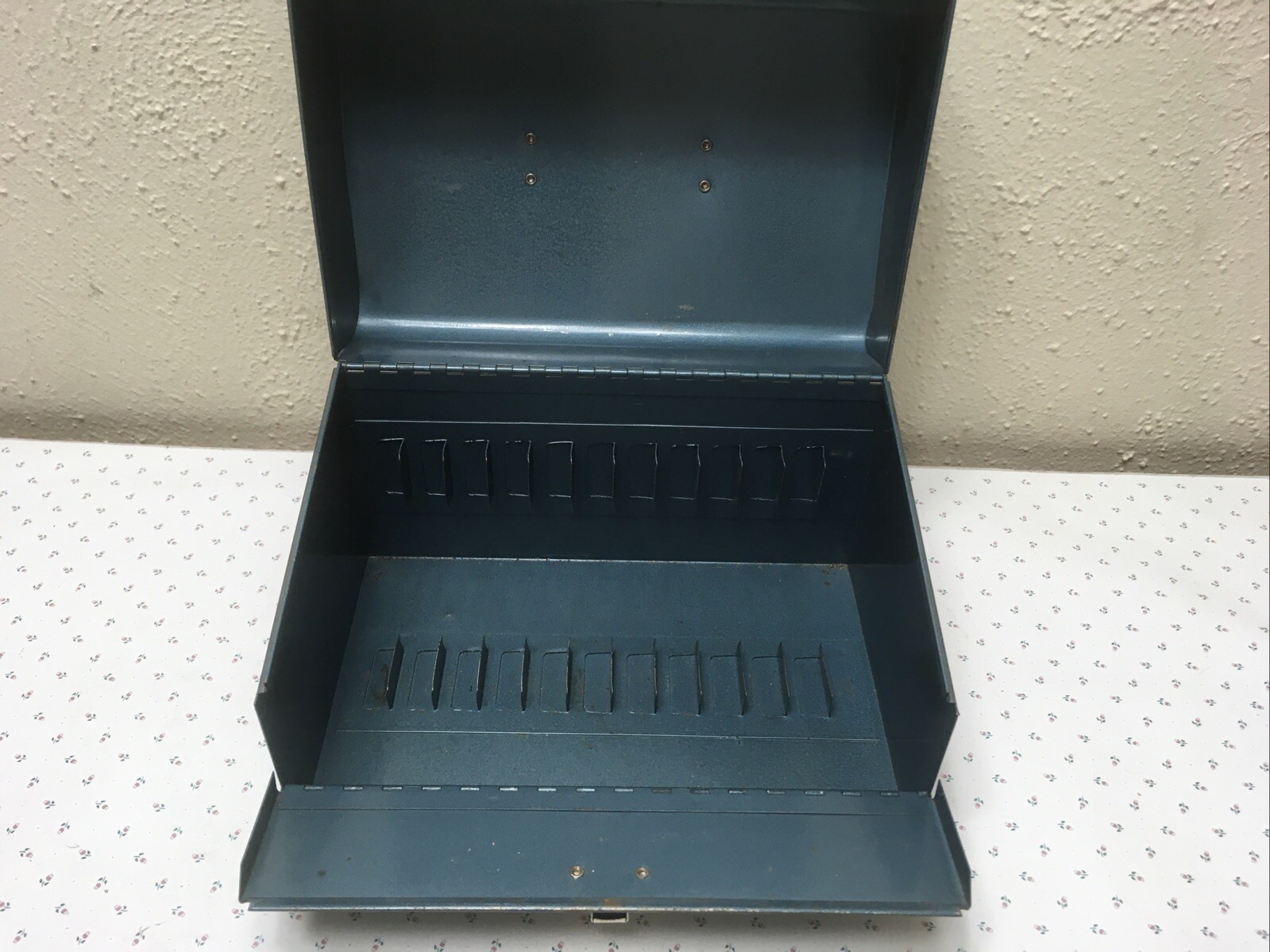 VINTAGE LOGAN DE LUXE METAL 8MM REEL-TO-REEL FILM CABINET CASE 12-REEL BLUE