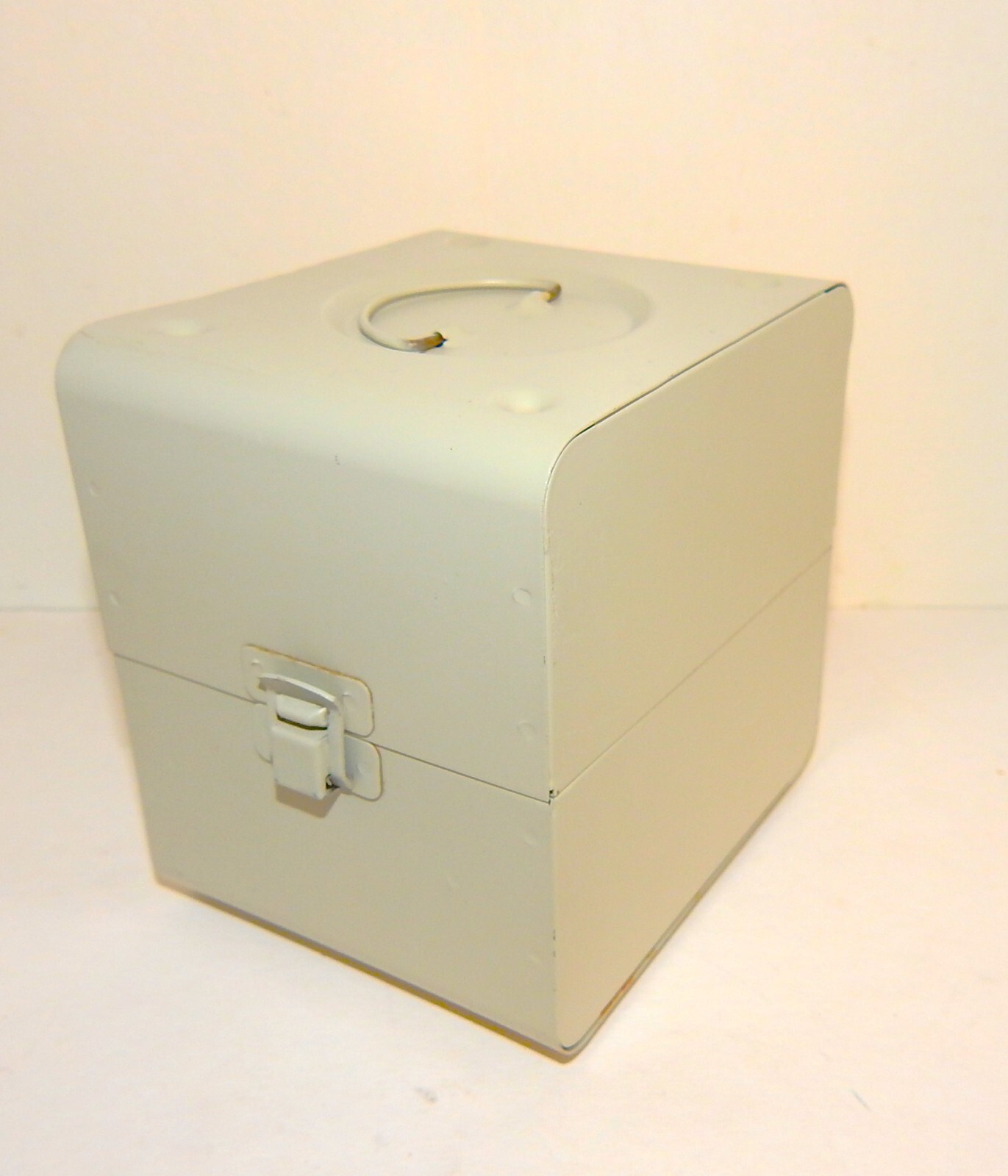 VINTAGE SMALL METAL REEL FILM CASE 6 SLOTS