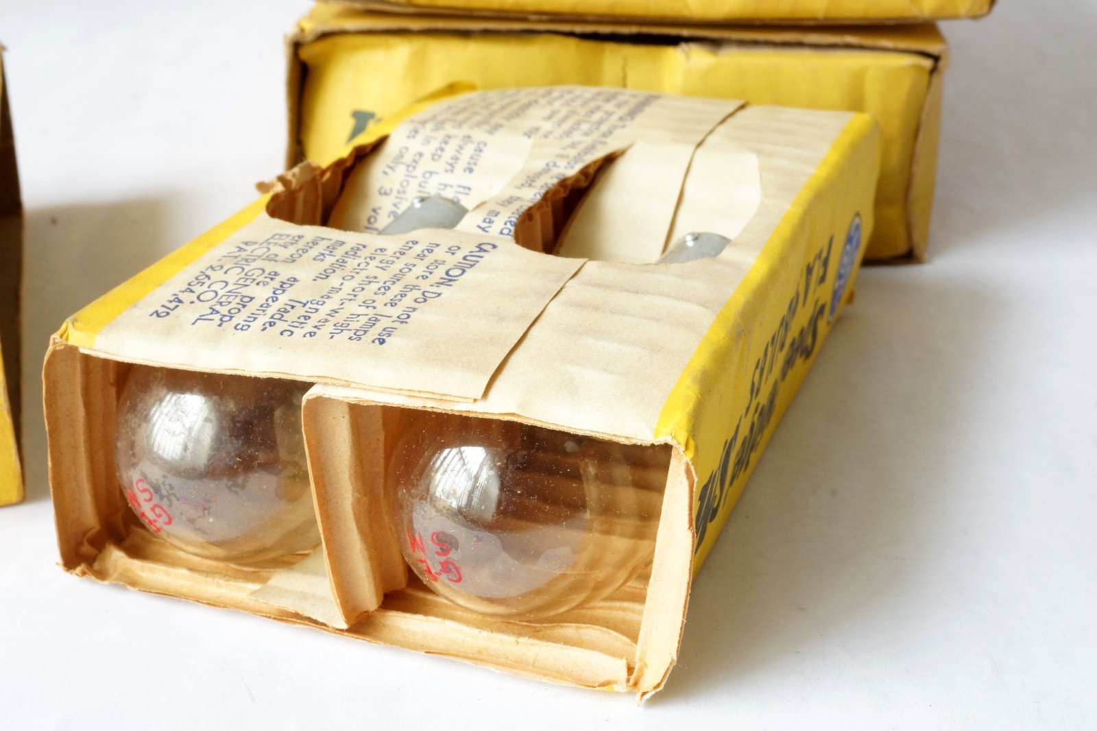 Vintage GE Speed Midget SM Blash Bulbs Unused in Box 32 Bulbs