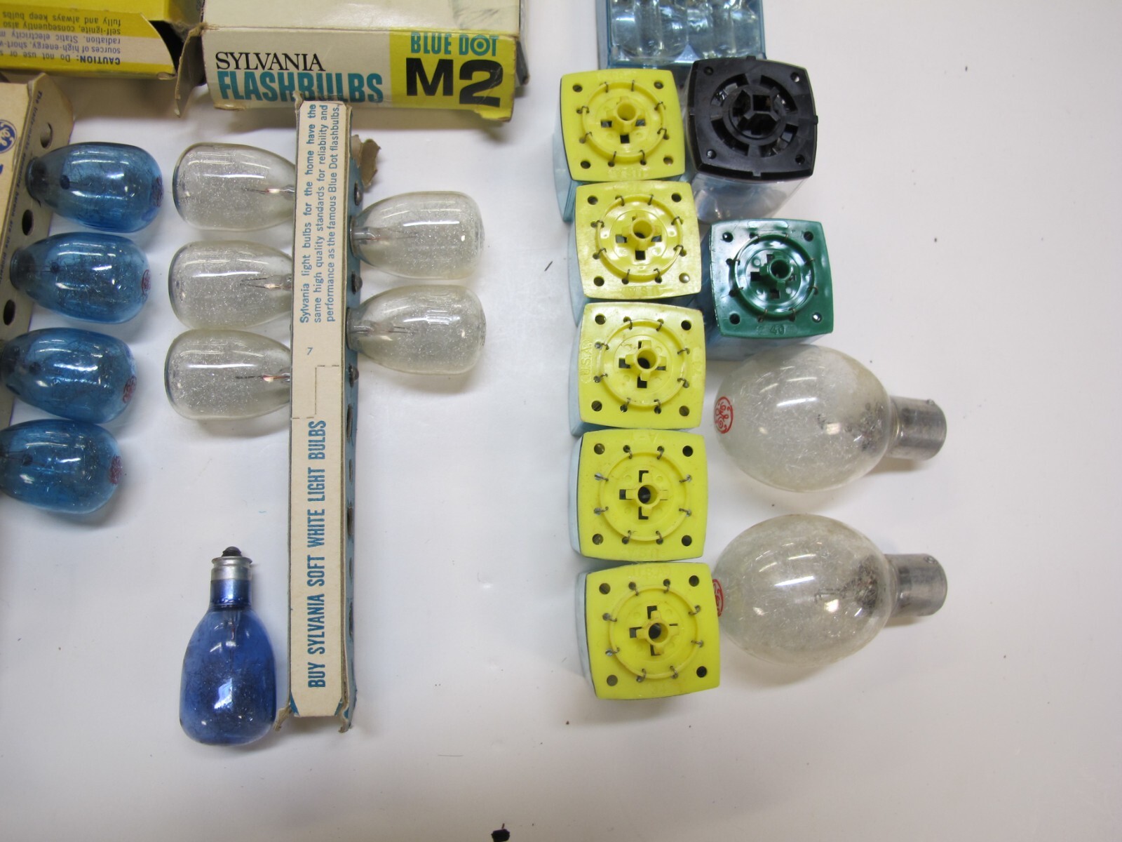 5 M2 clear, 4 blue M2, 13 M3b Flash bulbs, 7 flash cubes, 1 flip bar and 2 large