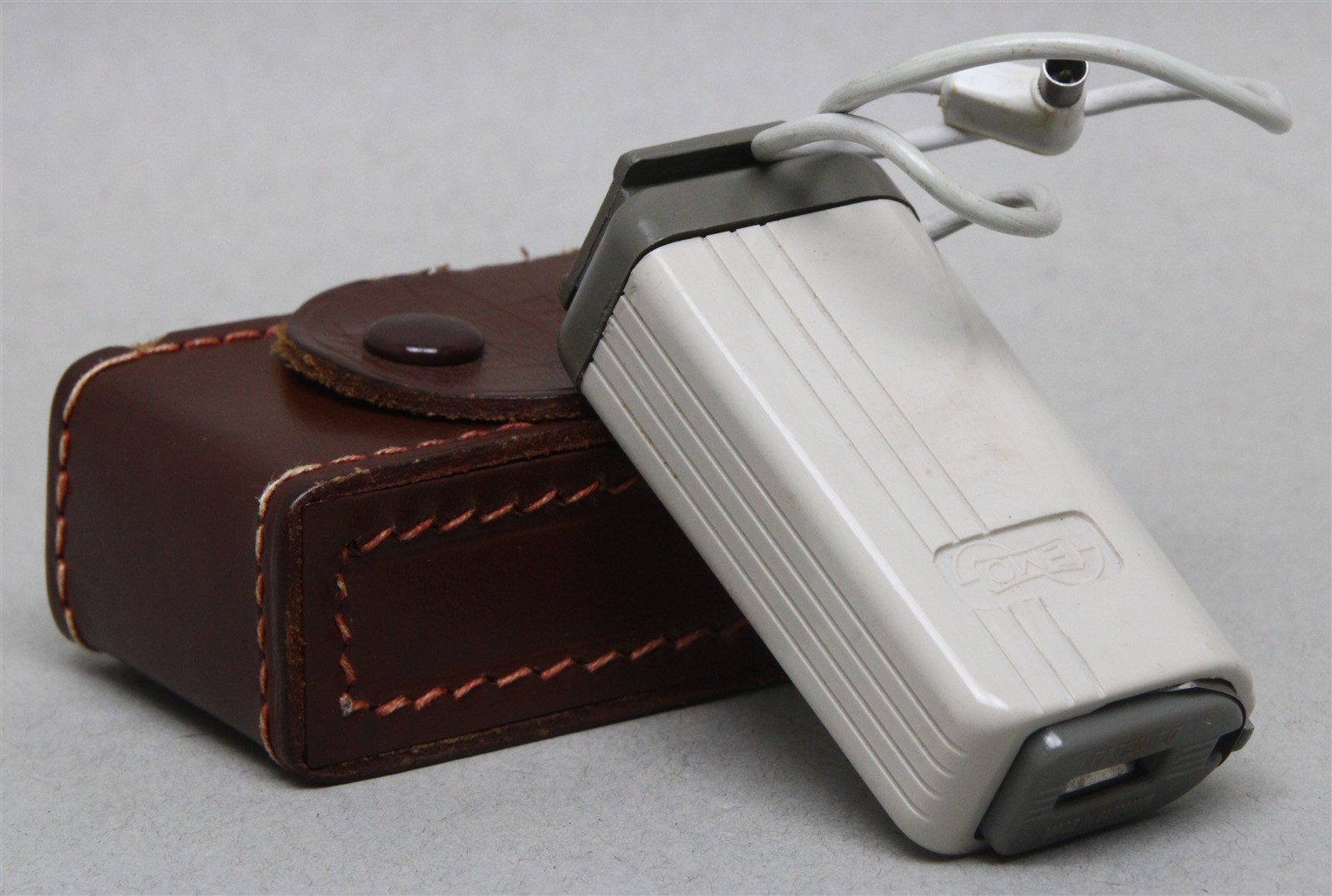 1950’s EMO WETZLAR COMPACT AG1 FLASHBULB ATTACHMENT w/CASE (Built-In PC CORD)