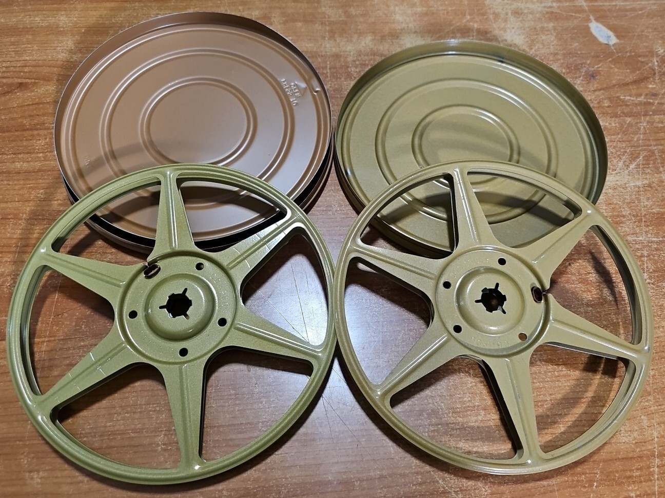 Vintage Pair Of Super 8mm 7” 400ft. Matching Metal Gold Movie Film Reels In Cans