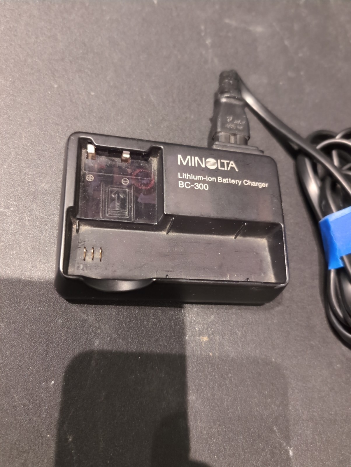 Minolta BC-300 Lithium-ion Battery Charger with AC Cord