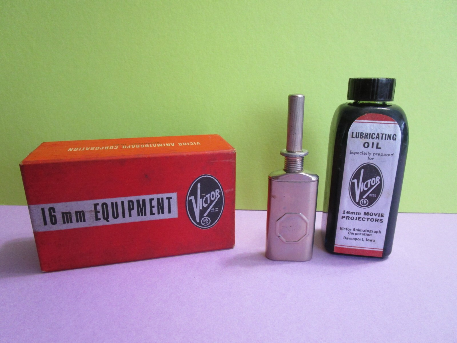 VTG VICTOR 16 MM MOVIE PROJECTOR LUBRICATING OIL KIT. THUMB PUMP OILER