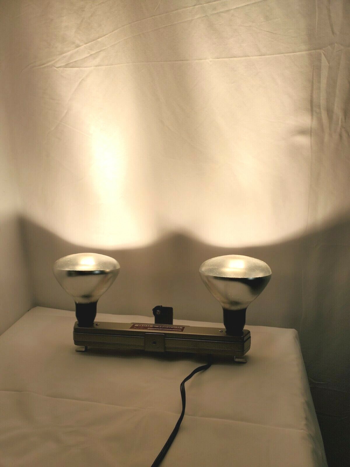 Vintage Bell & Howell Indoor Movie Photography Light Bar Including 2 Photo Bulbs