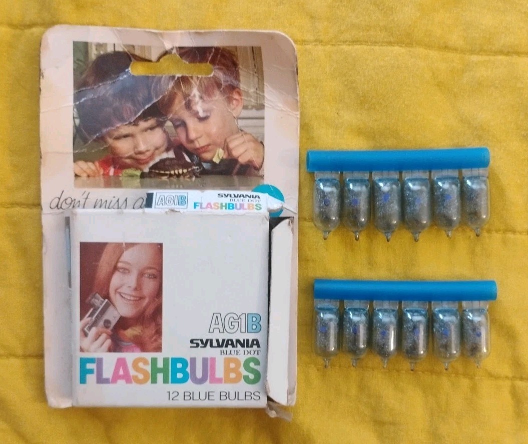 Vintage GTE Sylvania Blue Dot Daylight Color AG1B Camera Flashbulbs (12 Pack)