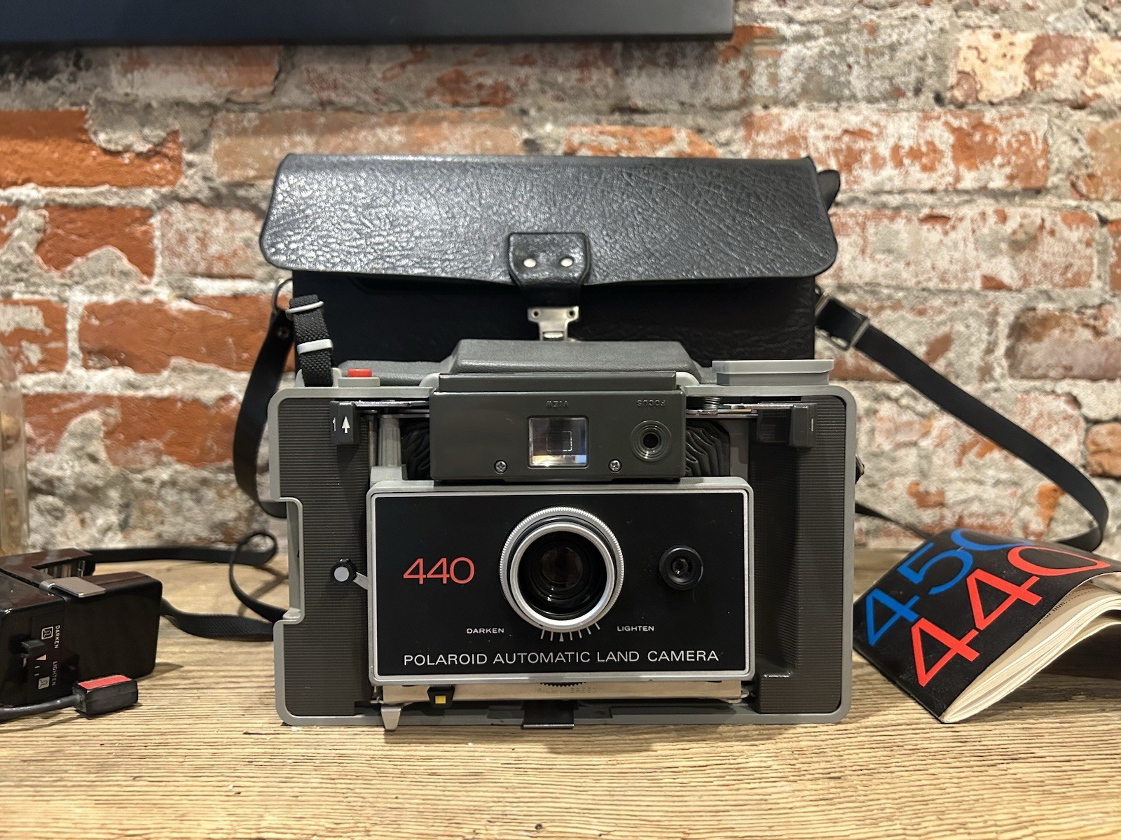 VTG Polaroid Automatic Land Camera 440 Manual Close Up Kit Carry Case Untested