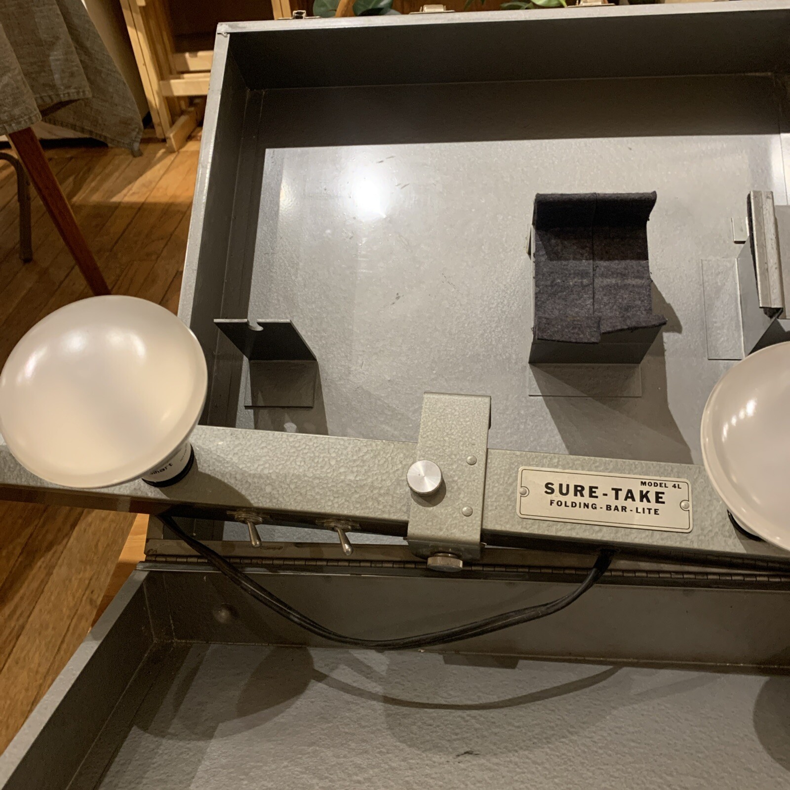 VINTAGE SURE-TAKE POWELITE MOD. 4L FOLDING BAR-LITE PORTABLE CAMERA LIGHT SYSTEM