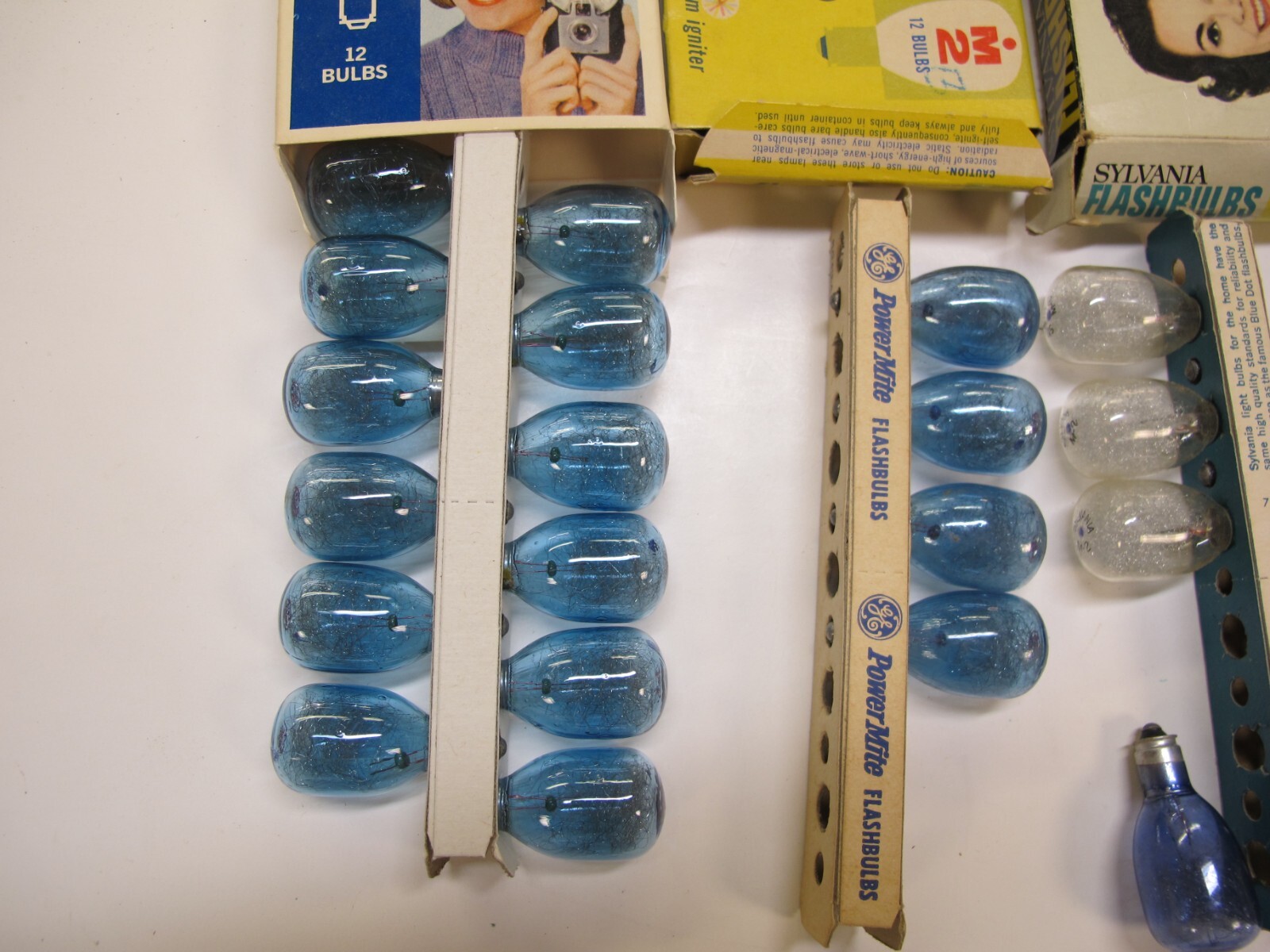 5 M2 clear, 4 blue M2, 13 M3b Flash bulbs, 7 flash cubes, 1 flip bar and 2 large