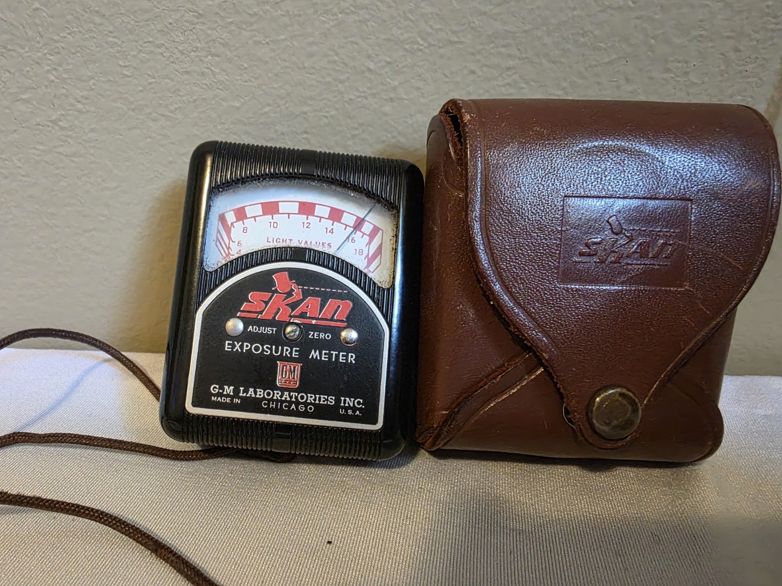 Vintage SKAN Exposure Meter by G-M Laboratories Inc. Chicago USA leather case.