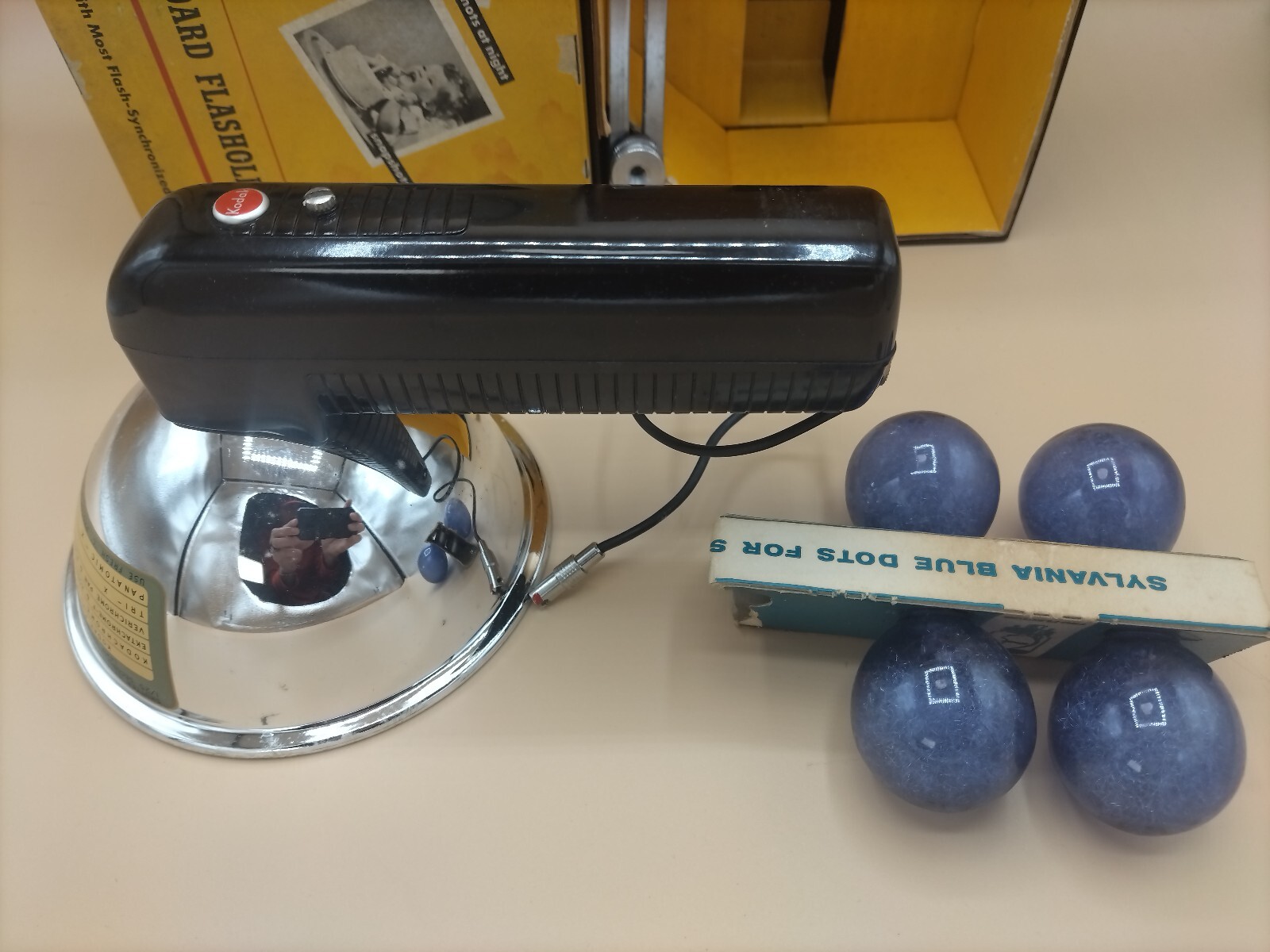 Vintage Kodak Standard Flasholder 720 IOB w/ 4 Blue Dot Sylvania Lamps Bundle