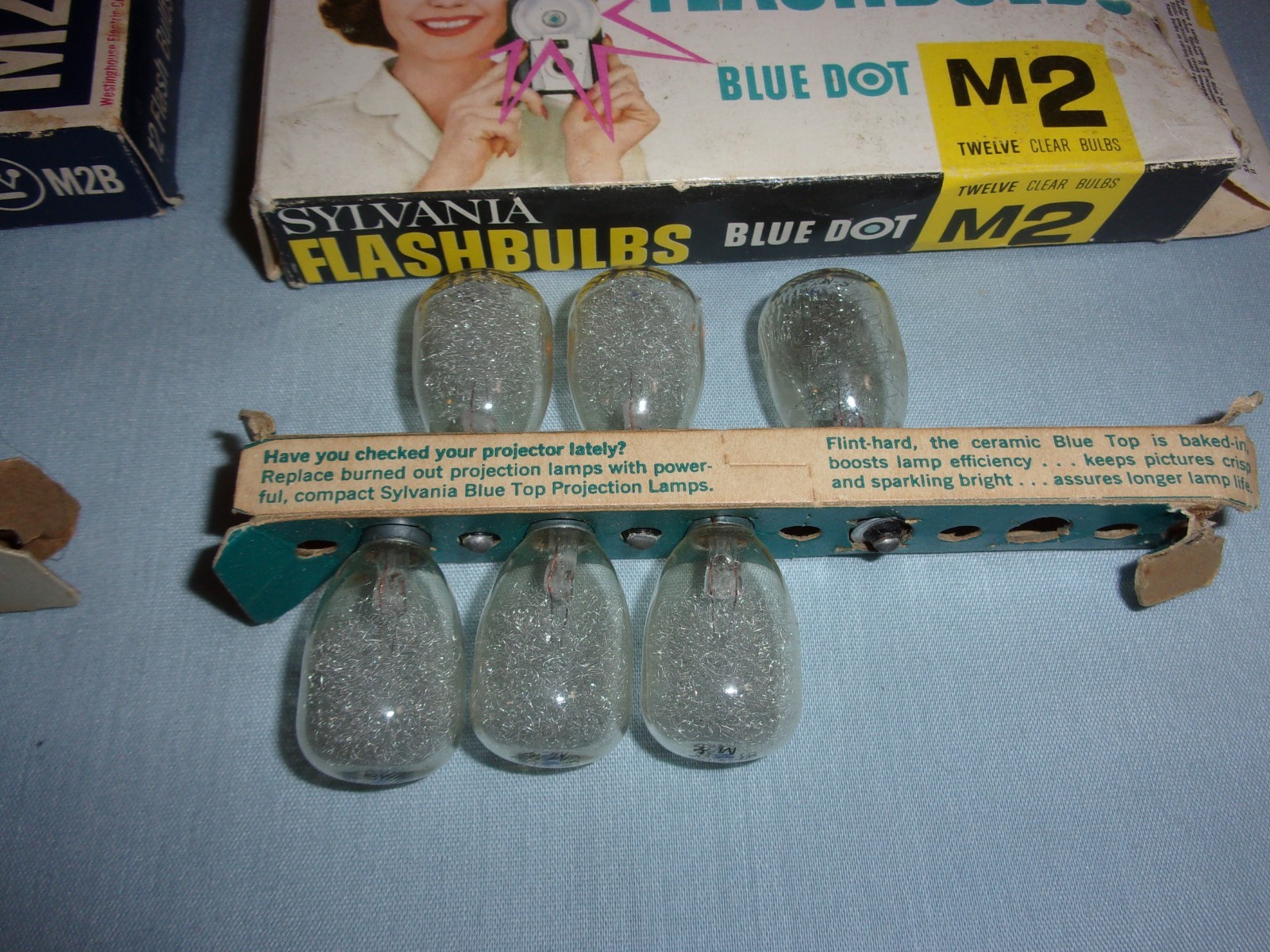 Lot of 17 Vintage Flashbulbs – Blue Dot M2 M2B Sylvania Westinghouse