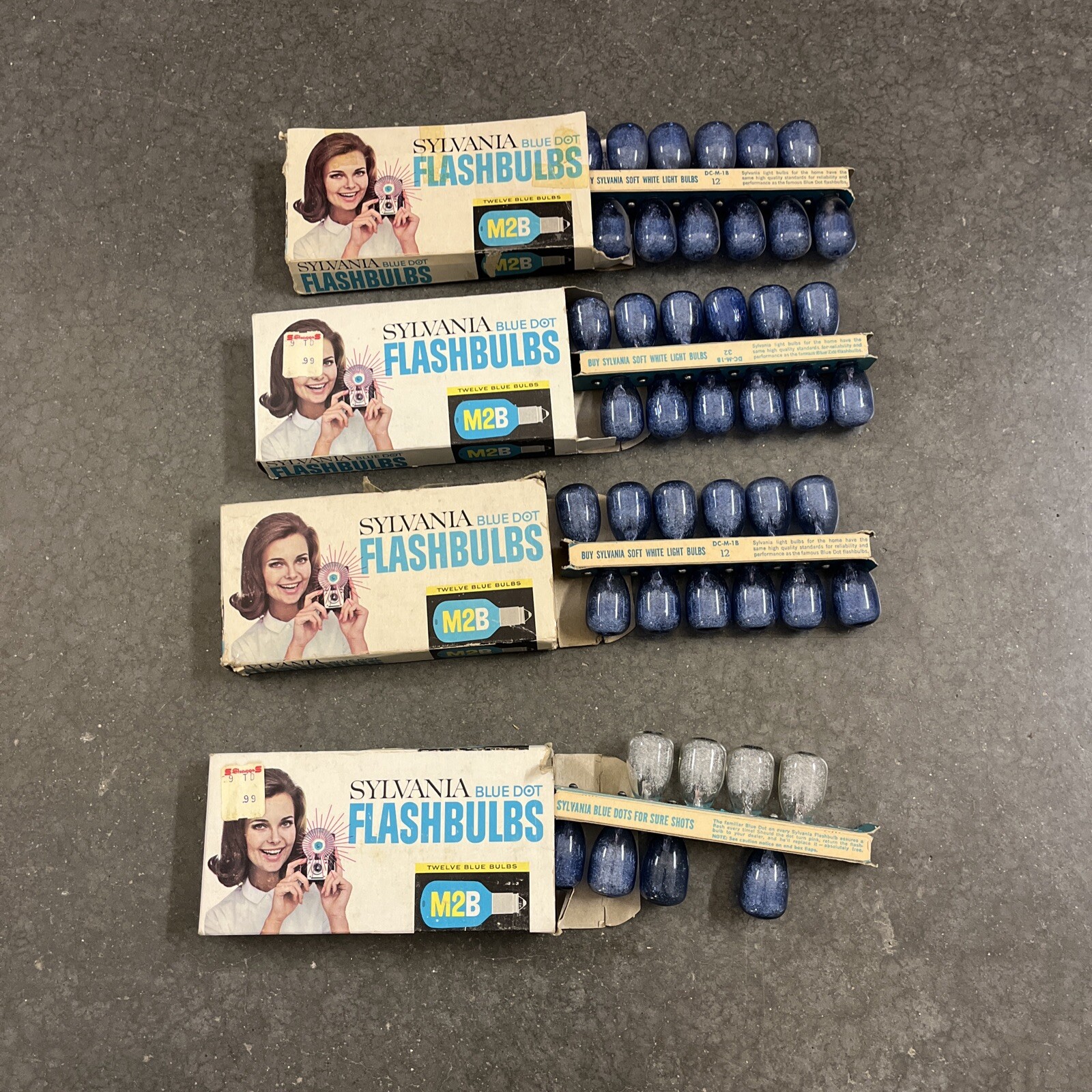 Sylvania Blue Dot Flashbulbs M2B M3B M2 Press 25 Lot of 73 Vintage