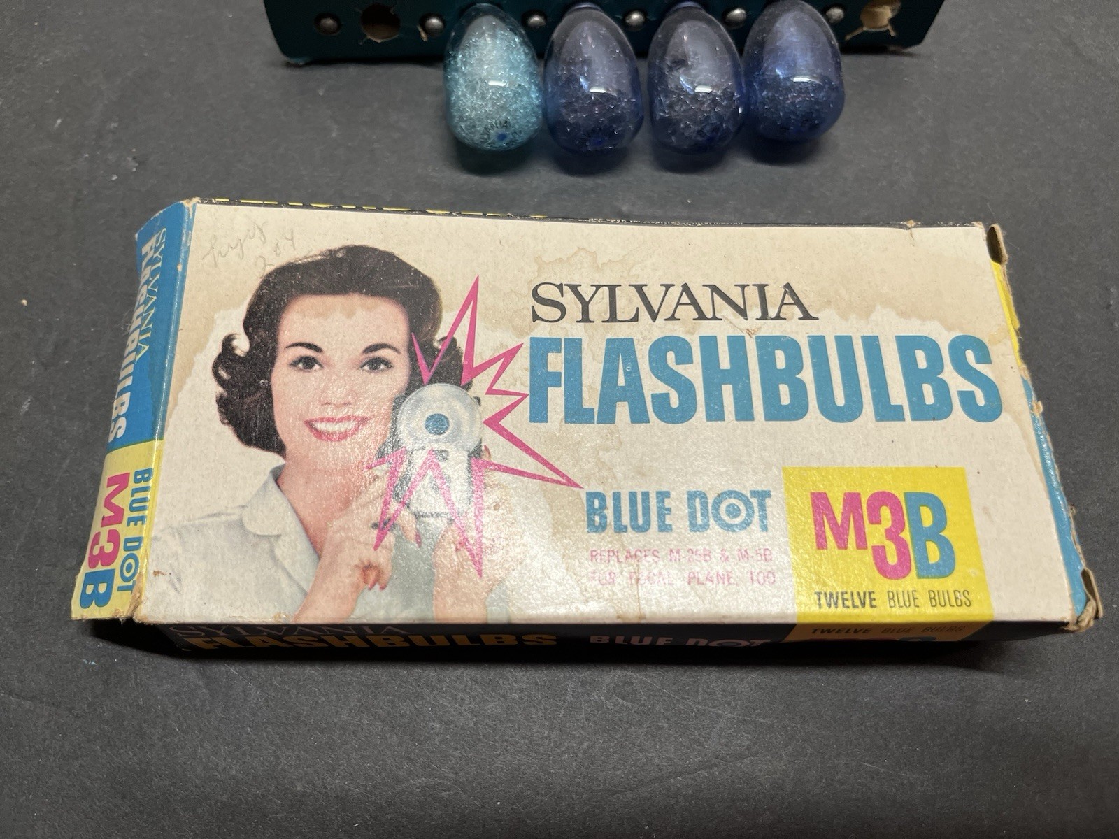 Vintage Sylvania Blue Dot Flashbulbs M3B with Original Packaging/Partial Box
