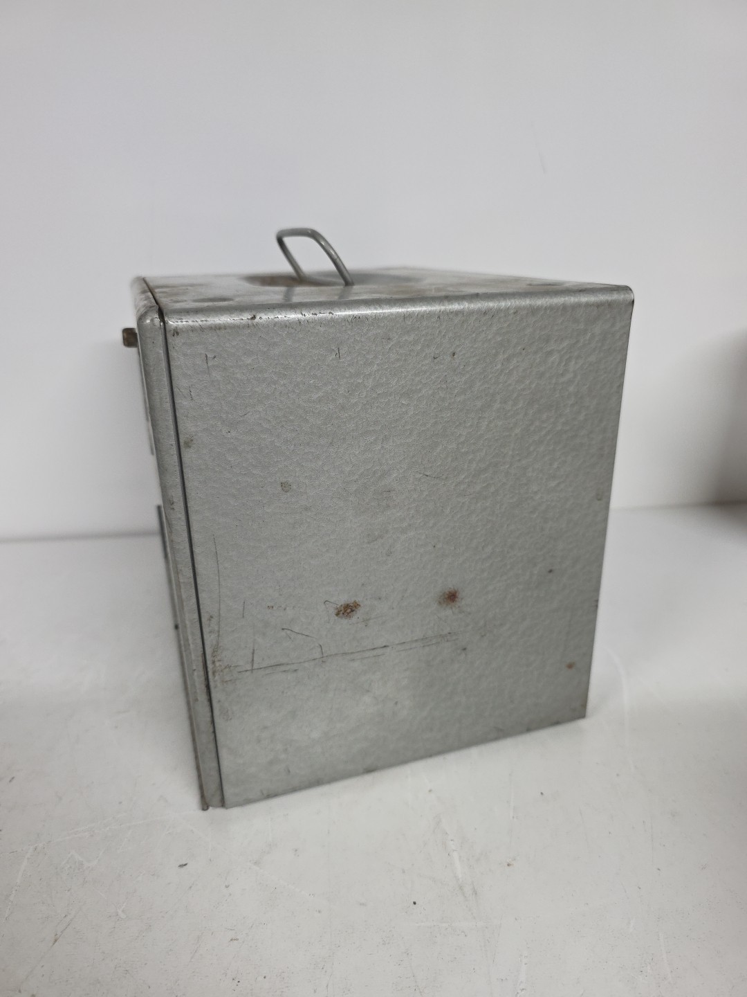 Brumberger Reel/Reel Metal Storage Case With Pop Out Tabs & 12 Empty Canisters