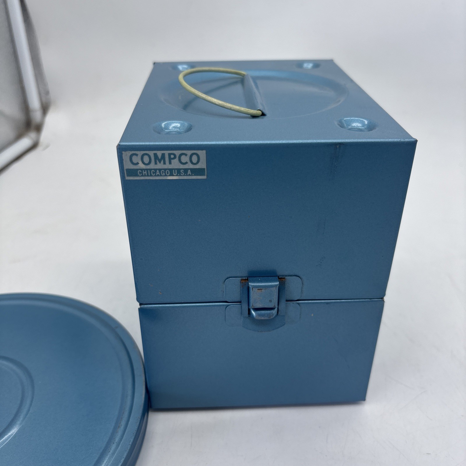 Lot Of 6 Compco 8mm 200′ metal movie reels-cans -carrying Case BLUE EUC Vintage