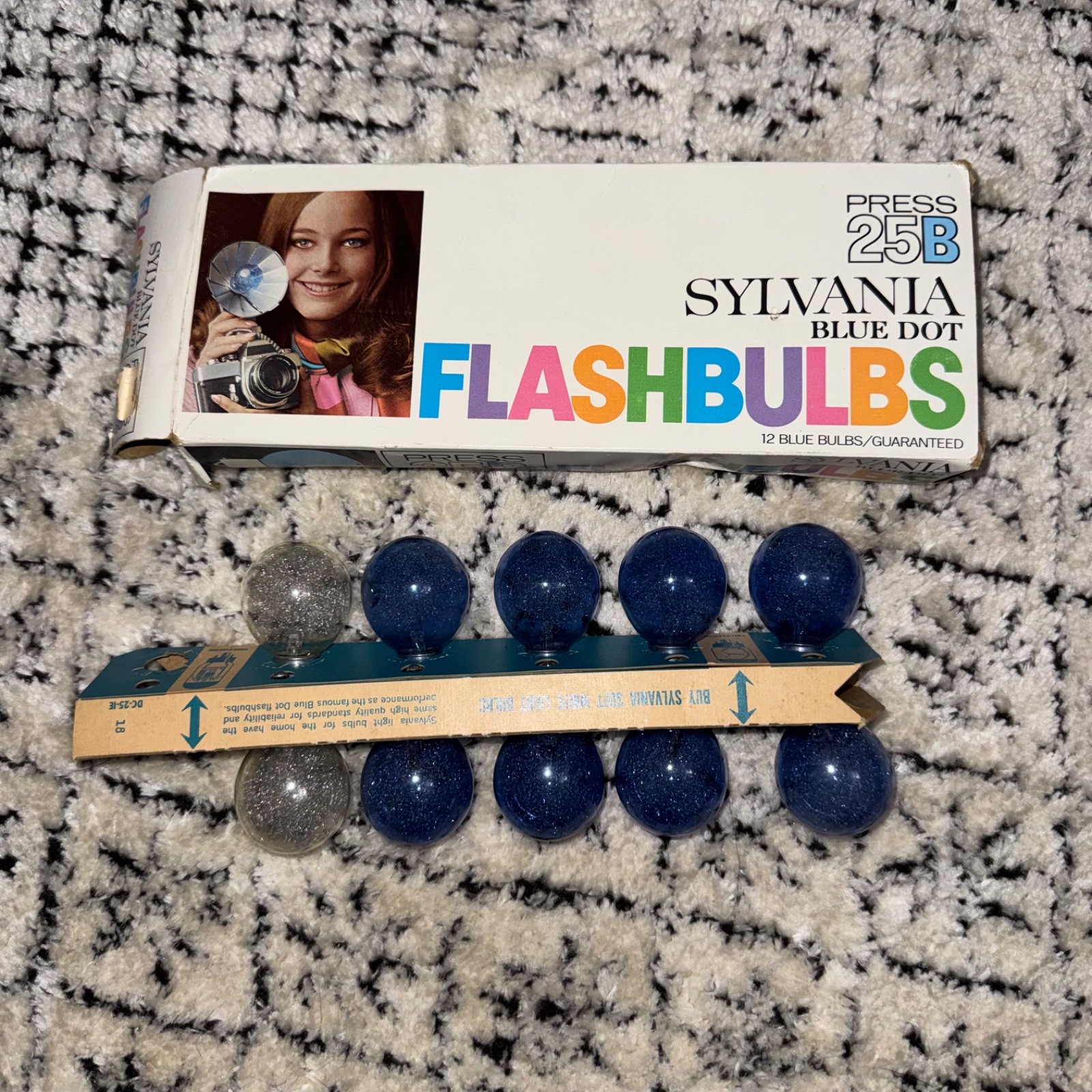 Sylvania Blue Dot Press 25B Vintage Flashbulbs 8pk untested and 2 clear bulbs
