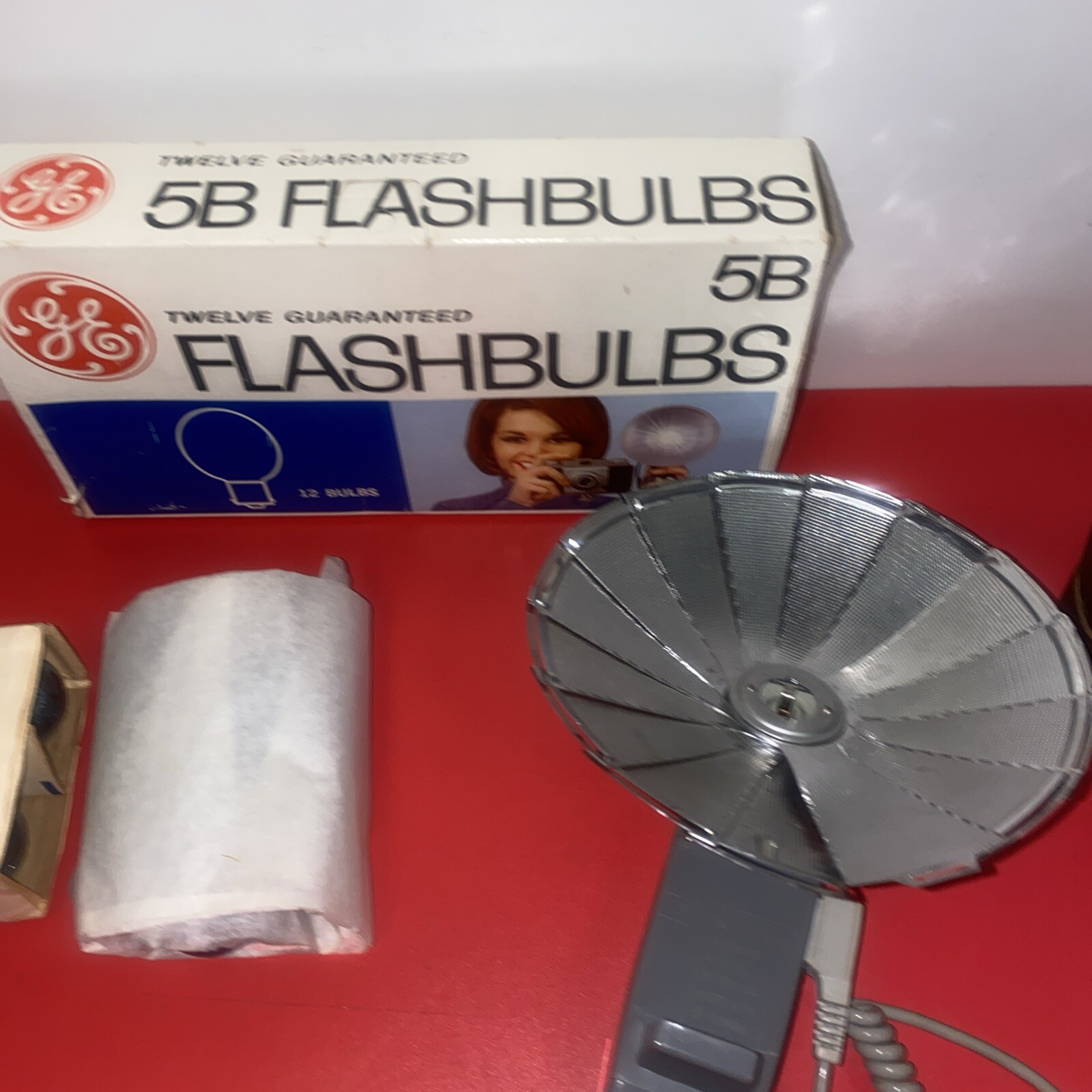 Vintage Accura Bounce Master Pocket Fan Flash Camera Photography & 7 Flash Bulbs