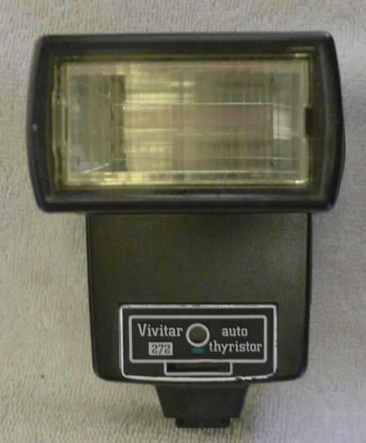 Vivitar Auto Thyristor 272 Shoe Mount Camera Flash with Case & Manual -TESTED