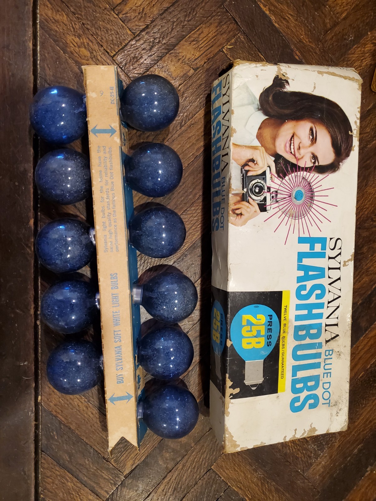 11 Vintage Sylvania Blue Dot Flash Bulbs Press 25B Flashbulbs For Camera