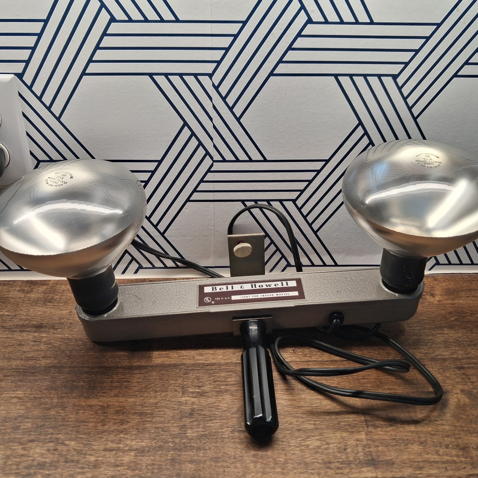 Vintage Bell & Howell Indoor Movie Light Bar With Bulbs *TESTED WORKS