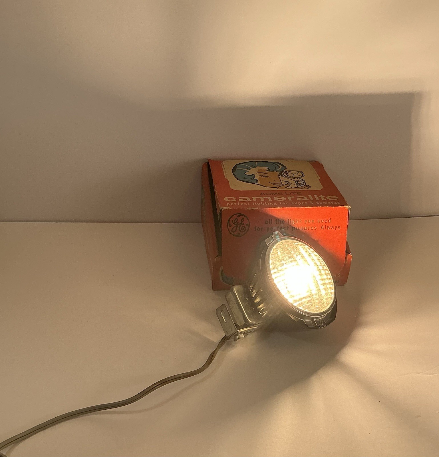 General Electric Acme-Lite Cameralite Model 70 for Super 8 Cameras (Tested)