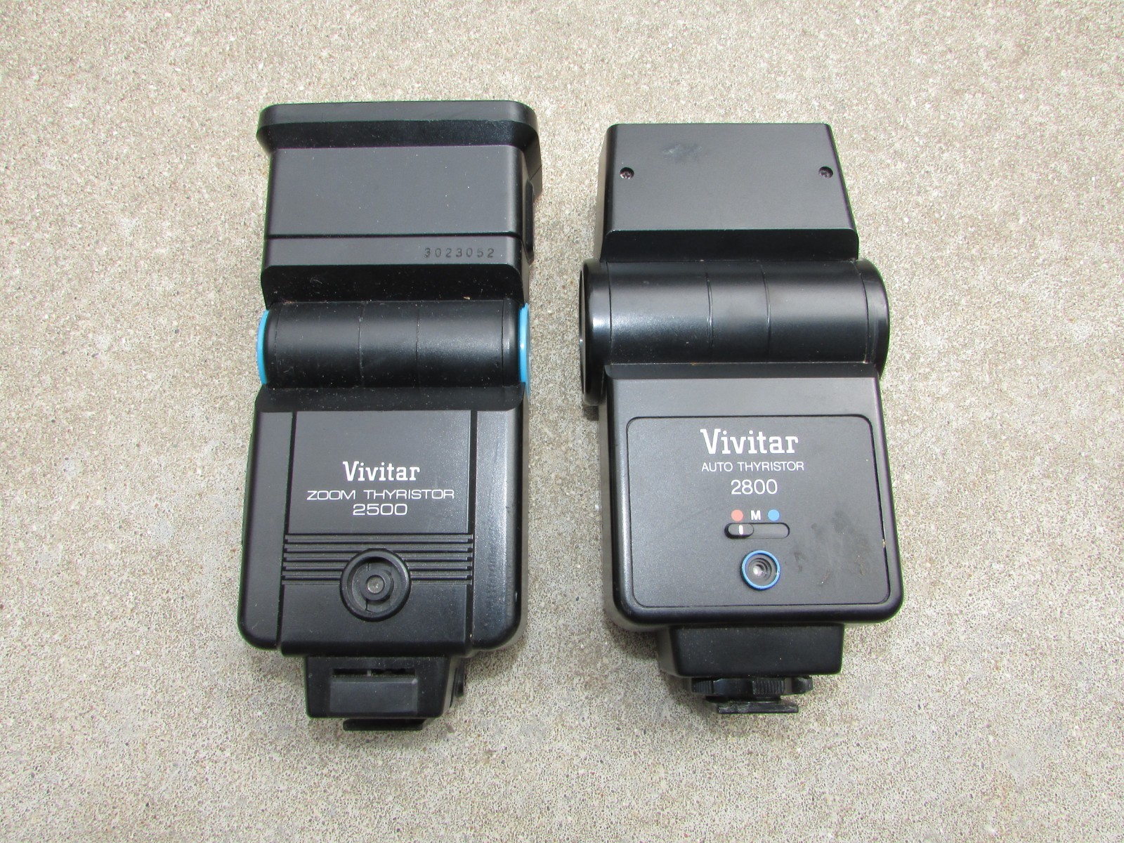 Lot of 2 VIVITAR Photo Flash Zoom Thyristar 2500 & Auto Thyristar 2800 For Parts
