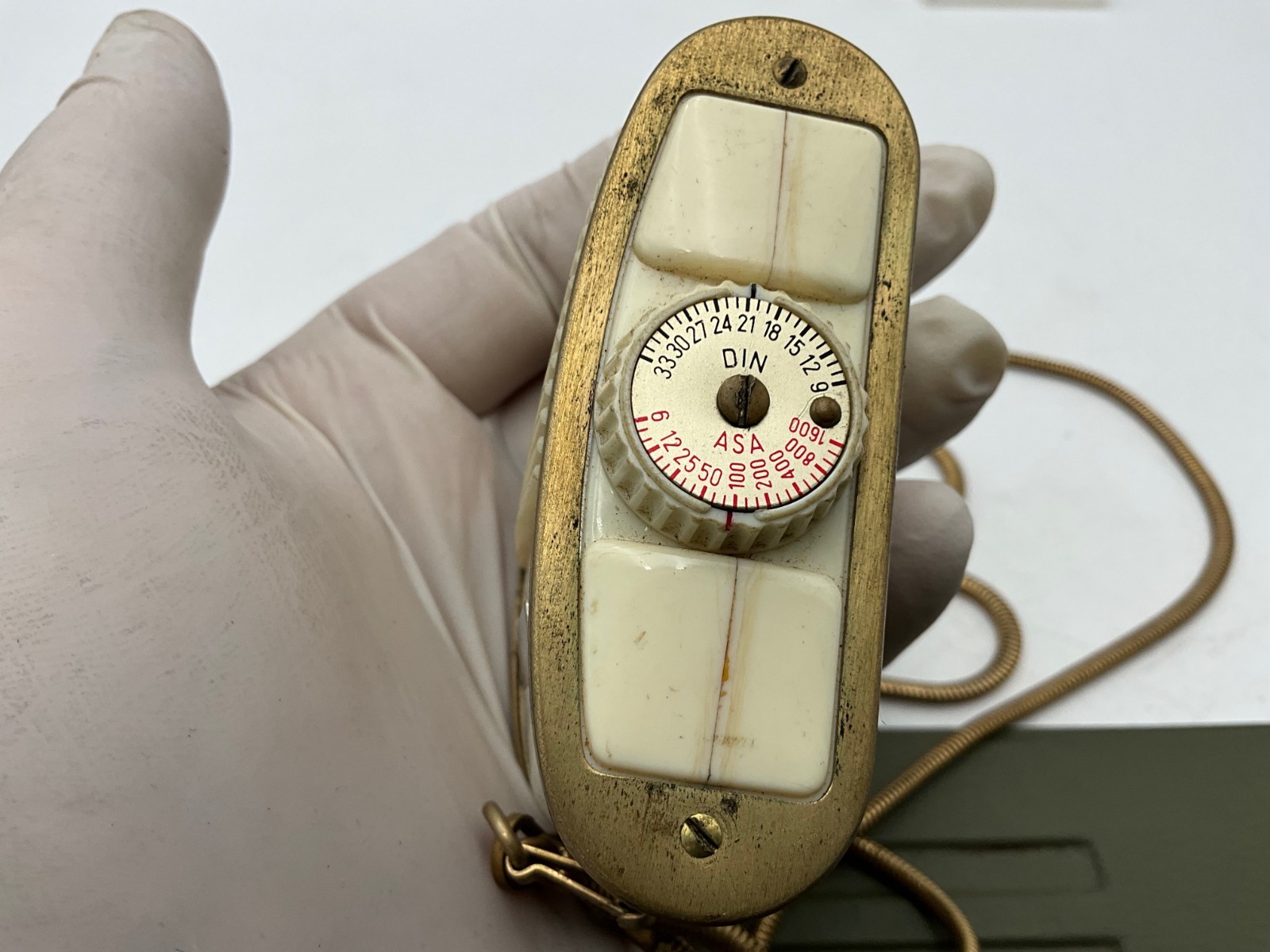 Gossen Sixtomat selenium light meter with Color Finder & chain – with Gossen box
