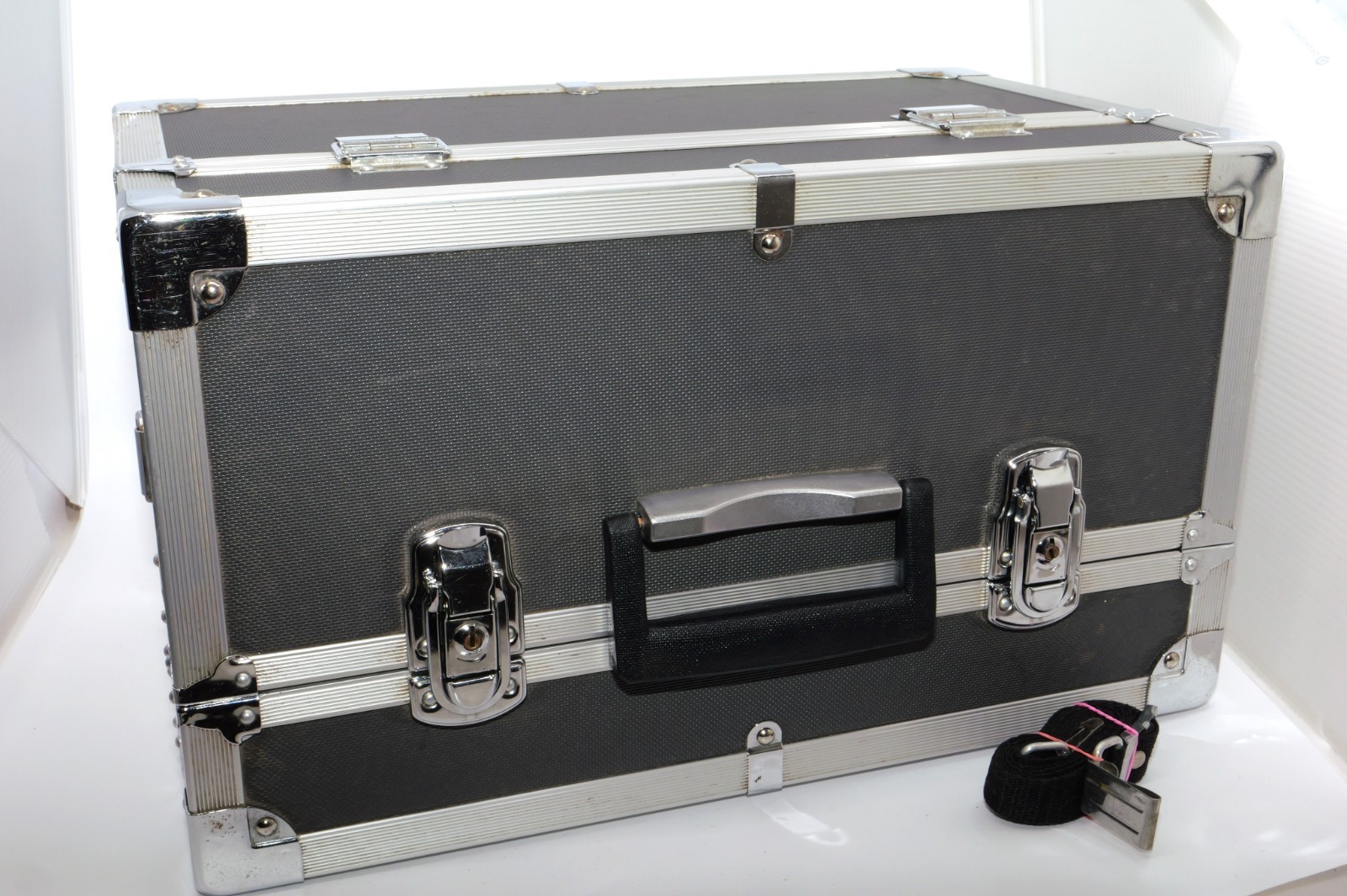 PENTAX 6×7 Original Metal Trunk Hard Case for Pentax 6×7 Cameras. Strap. Keys.